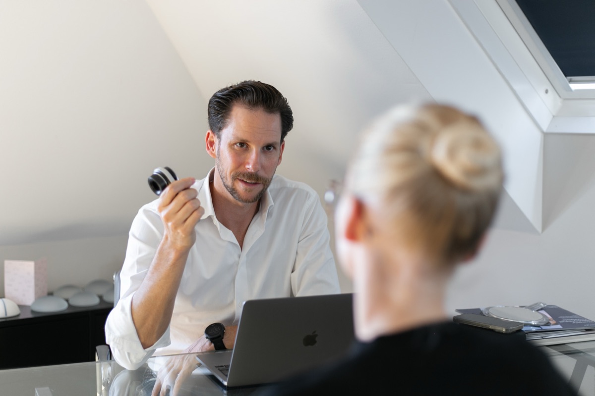 Untersuchung mit dem Dermatoskop bei Dr. Weber